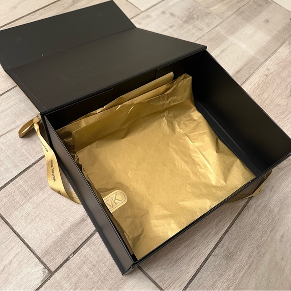 New deluxe Michael Kors small Gift Box - Picture 3 of 5